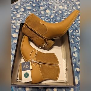 Brown short cowboy boots